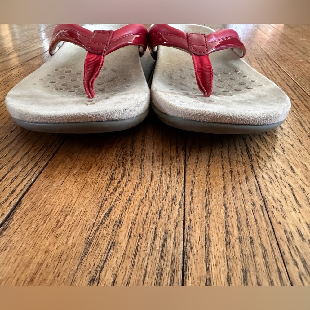 EUC Vionic thong sandals - Picture 4 of 7